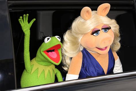 Kermit and miss piggy tease the behind the scenes of the muppets promo. Kermit the Frog voice actor replaced after 27 years