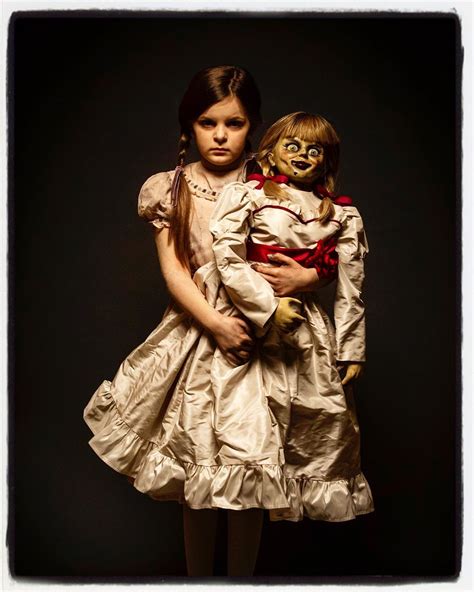 annabelle bee mullins samara lee with the annabelle doll from annabellecomeshome 😱👧😈😈👧😱😈👧😱😈
