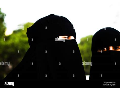 Junge Verschleierte Muslimische Arabische Mädchen Stockfotografie Alamy