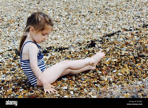 Kleines Mädchen Am Strand Stockfotografie Alamy
