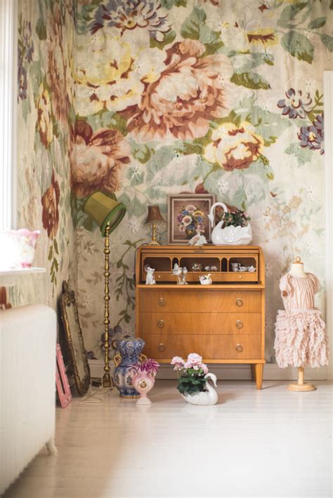 20 Beautiful Examples Of What Happens When You Utilize Floral Wallpaper