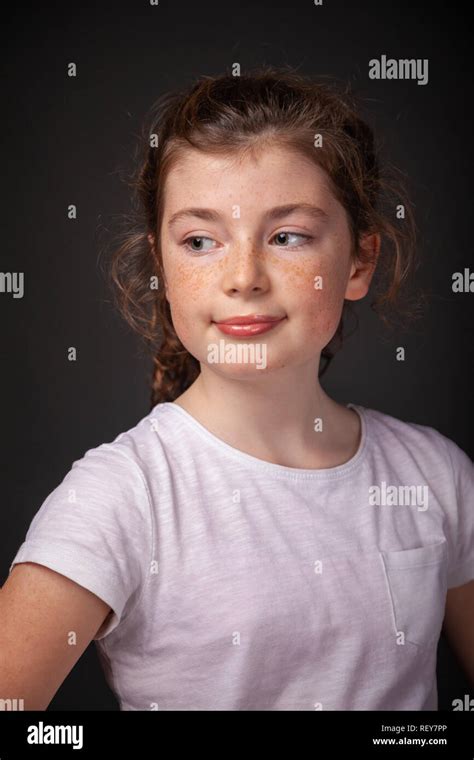 Portrait De Jolie Jeune Fille De 10 Ans écossais Avec Des Taches De Rousseur Photo Stock Alamy