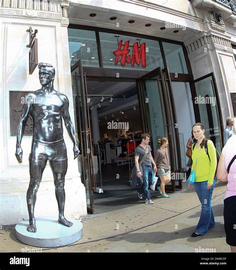 A Statue Of David Beckham Has Been Unveiled Outside Handm On Regent