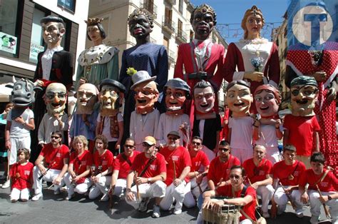 La Comparsa De Gigantes Y Cabezudos De Teruel Mantenedores De Las