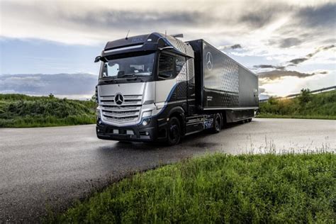 Daimler Trucks Begins Rigorous Testing Of Its Fuel Cell Truck Daimler