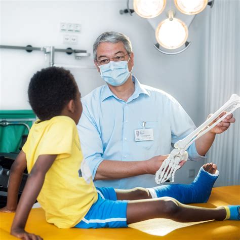 Der junge geht ins kino. Uniklinik Halle hilft kleinem Jungen aus Angola - Du bist ...