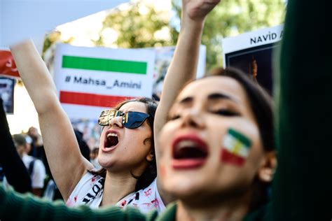 irans frauen setzen die proteste fort und schaffen eine innere bedrohung für die religiöse