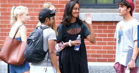The Obamas Help Malia Move Into Harvard Dorm Cbs News