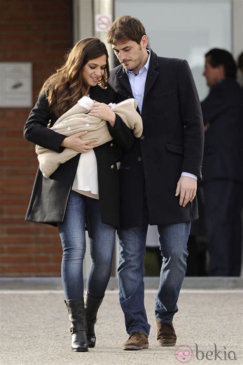 Iker Casillas Y Sara Carbonero Mirando Con Ternura A Su Hijo Martín A