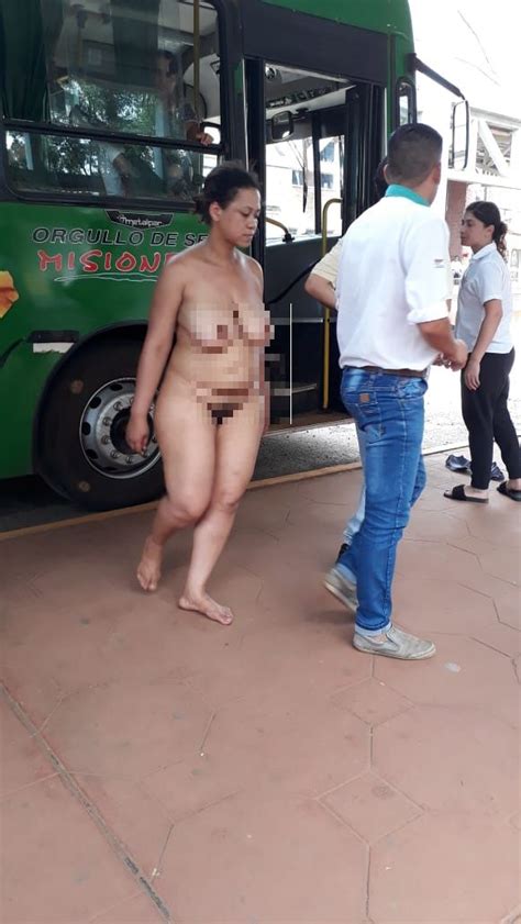 Una Mujer Se Desnud En Una Estaci N De Colectivos Stop En L Nea