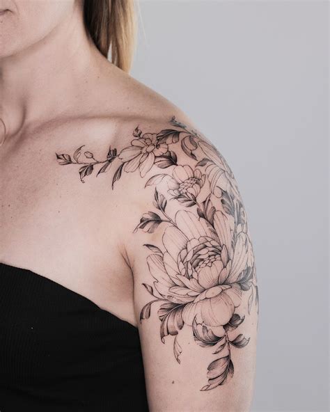 Shoulder Cap Florals 💐☺️ Feminine Shoulder Tattoos Floral Tattoo