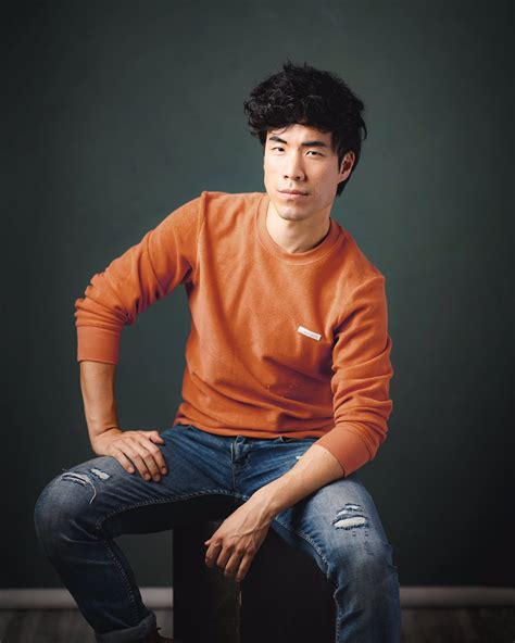Pada april 2014, sebuah gambar yang menggambarkan lee yang dilepaskan dikeluarkan dalam talian, menarik reaksi yang kuat dari netizen. Eugene Lee Yang on Twitter: "🍊 you glad it's Friday?…