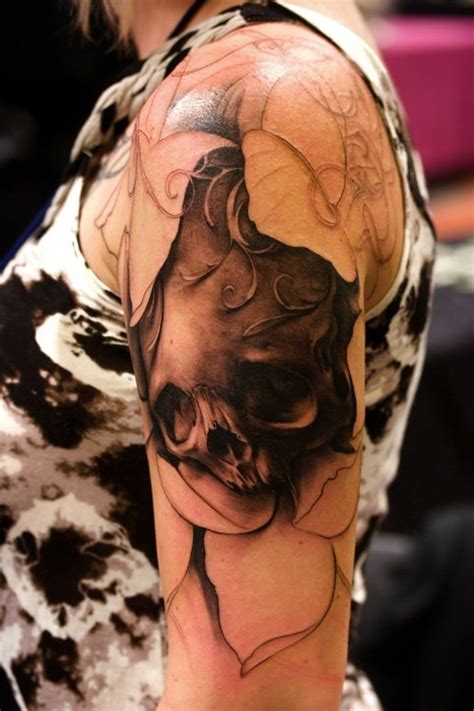 Cranio Scuro Con Fiori Bianchi Manicotto Tatuaggio Tattooimages Biz