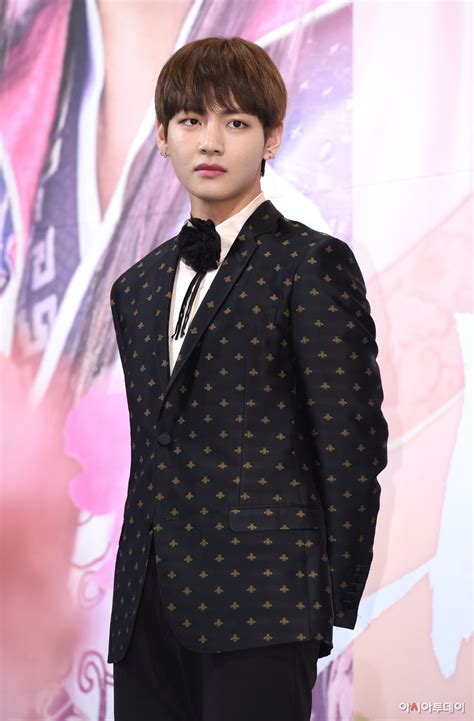 Born on december 30, 1995, he debuted with bts in 2013, and the group went on to enjoy great popularity. Picture/Media Kim Taehyung (BTS V) at Hwarang Press ...