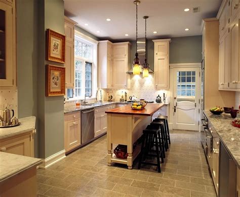 Select square tiles 4 1/4 inches or 12 inches to visually enlarge the uniformity of the ground and forcing the eye upward to the oak cabinets. 4 Steps to Choose Kitchen Paint Colors with Oak Cabinets - Interior Decorating Colors - Interior ...