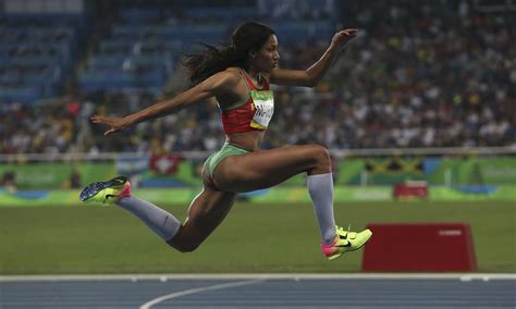 Aumente a velocidade de antemão e não ultrapasse a linha branca para um grande salto! Patrícia Mamona bate recorde nacional na final do triplo ...