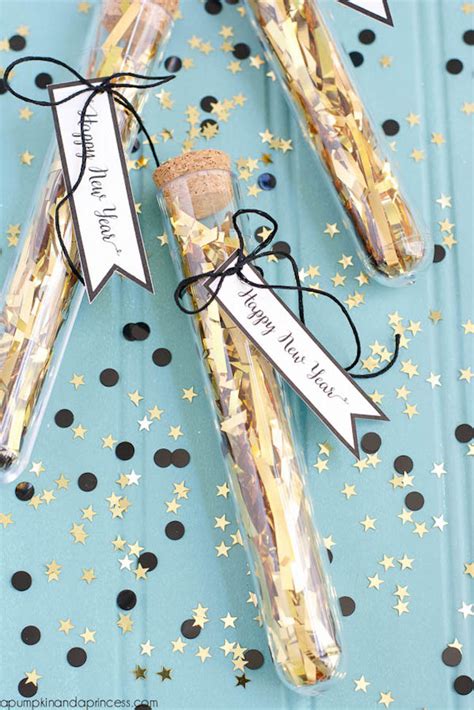 These are our picks of limited edition sets, luxury items and thoughtful. 7 New Year's Eve Party Favor Ideas - Easy NYE Party Gifts