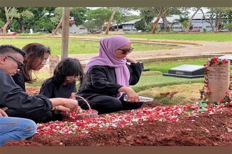 Putri Komedian Abdel Achrian Meninggal Dunia Para Artis Beri Ungkapan Duka Lampungnesia