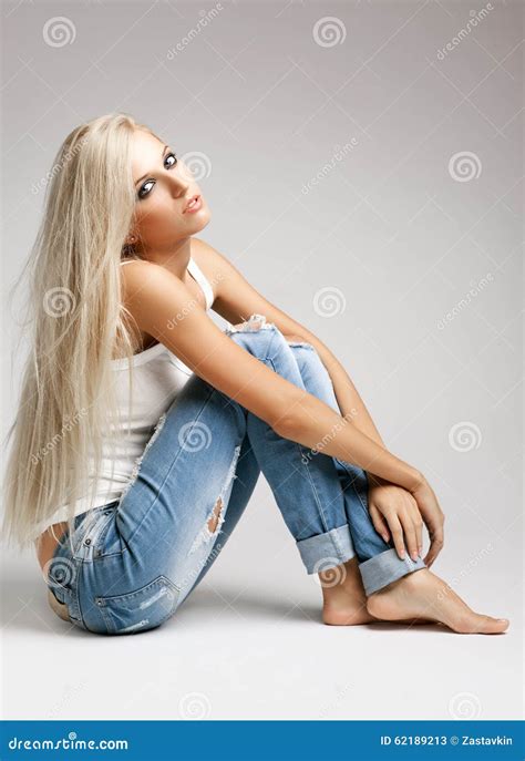 Blondine In Den Zackigen Jeans Und In Der Weste Stockbild Bild Von Mädchen Zauber 62189213