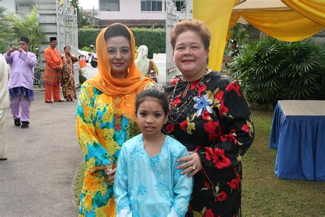 Historical records and family trees related to tunku archibald. Bersama YAM Raja Zarith & YM Tunku Amal Jakiah | Opu Daeng ...