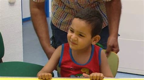 un niño de tres años escucha por primera vez la voz de su padre gracias a un implante