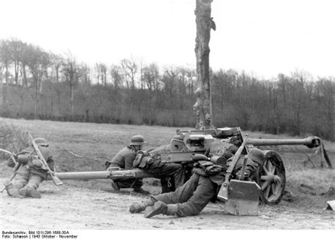Photo German 75 Cm Pak 40 Gun And Crew In Northern France Oct 1943