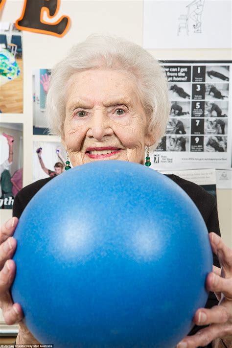 australia s fittest great grandmother margaret deas 102 squats on her birthday daily mail online