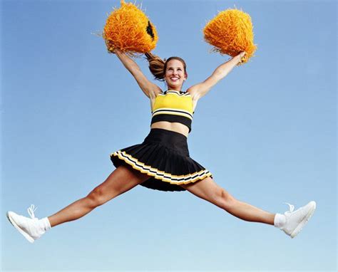 How To Make Cheerleader Pom Poms Cheerleading Cheerleading Gear Cheerleading Photos