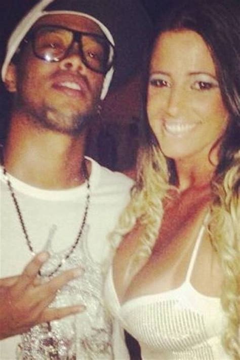 Ex namorada de Ronaldinho Gaúcho é expulsa da festa de despedida do craque na mansão dele na Barra