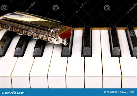 Armonica E Piano Fotografia Stock Immagine Di Tastiera 37031242