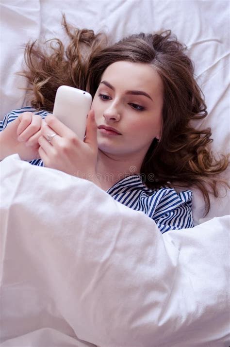 Close Up Van Mooie Tiener Die In Bed Liggen Het Bekijken Haar Mobiele