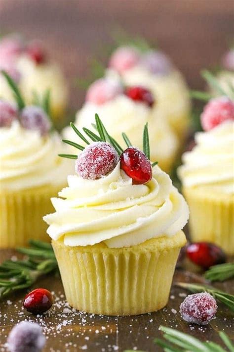 25 Cheerful And Festive Christmas Cupcake Decorating Ideas