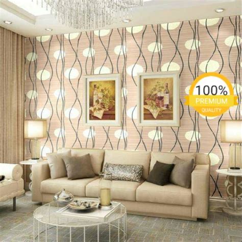 Sebagian orang berpikir, memasang wallpaper adalah cara termudah mendekorasi rumah. Wallpaper Ruang Tamu Elegan | Desainrumahid.com