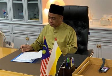 Pemimpin parti politik sembah menghadap sultan perak, kecuali pas. Saarani mula tugas sebagai Menteri Besar Perak | Astro Awani