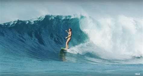 Le Dernier Electric Acid Surfboard Test Avec Stephanie Gilmore