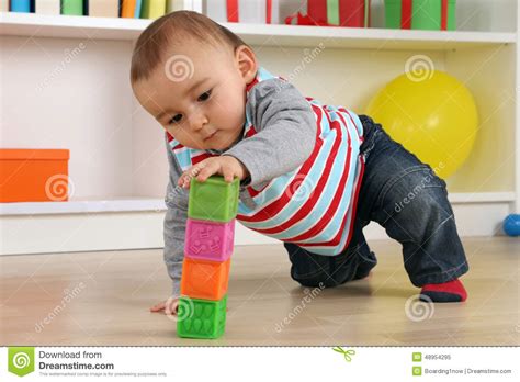 Bebé Que Juega Con Los Cubos Imagen De Archivo Imagen De Curiosidad