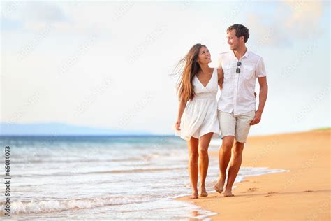Beach Couple Walking On Romantic Travel Stock Foto Adobe Stock
