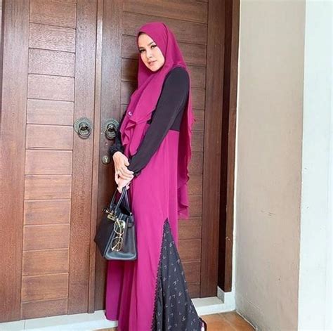 Dikenal Hot Mom Olla Ramlan Tetap Memesona Dengan Balutan Hijab
