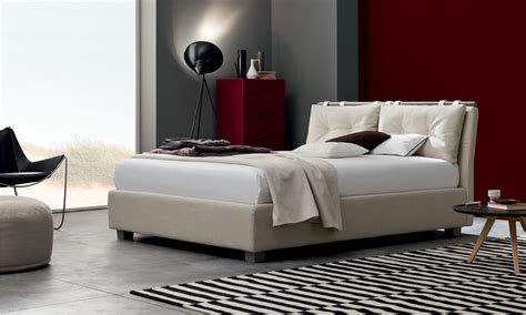 Le testate del letto in stile barocco certo non saranno modernissime in fatto. Letto imbottito con testiera a cuscini Spencer