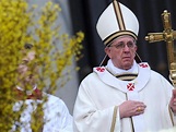 Papst Franziskus feiert erste Ostermesse auf dem Petersplatz in Rom ...