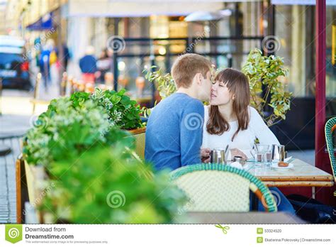 jeunes couples romantiques ayant une datte photo stock image du regard fille 53324520