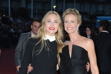 Kad merad, pauline étienne, julie gayet, françois deblock, zabou breitman, guillaume labbé, chloé jouannet, louise coldefy, jérémy lopez, julianne binard. Chloé Jouannet et Alexandra Lamy