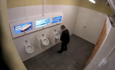 Broma con cámara oculta en el baño de hombres se vuelve viral en