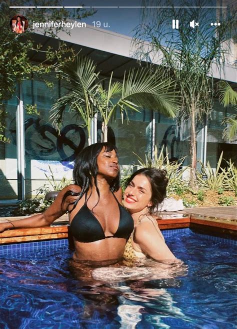 Zusjes Olga En Ella Leyers Genieten In Bikini Van Elkaars Tenen In Cannes Foto S