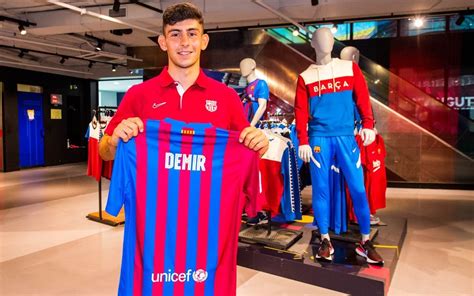 Yusuf demir, i̇spanyol ekibinin rüştü reçber ve arda turan'dan sonra transfer ettiği 3. FC Barcelona Rekrut Yusuf Demir, Bocah 18 tahun dari ...
