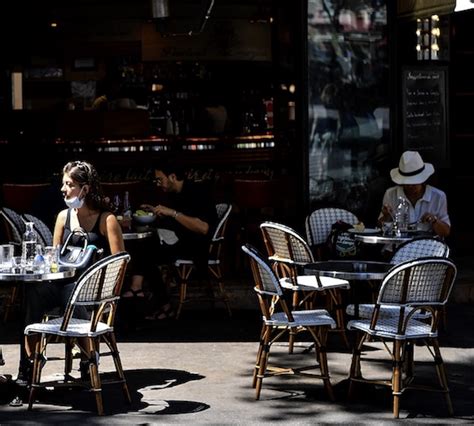 Cette personne stockait beaucoup d'affaires dans son garage. Il piège son locataire mauvais payeur grâce à un rendez ...