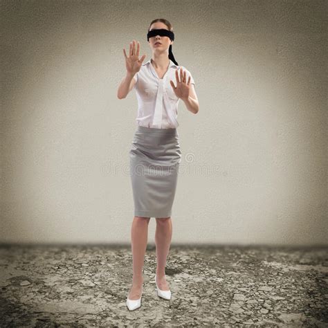 Junge Frau Mit Verbundenen Augen Stockfoto Bild Von Geschäft Krise