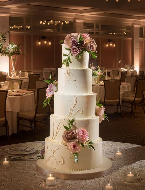 create an elegant wedding cake with fresh flowers bella by sara