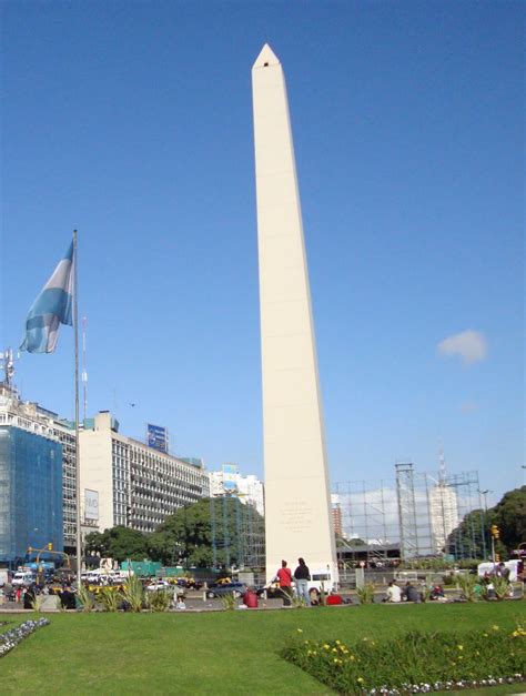 Muchas personas, entre ellas famosos, se acercaron al obelisco para brindarle su apoyo. Fi's Adventures in South America: El Obelisco