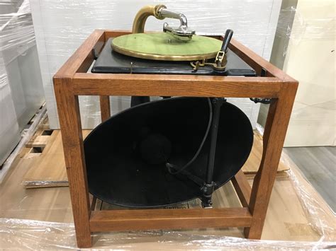 Antique Thomas Edison Hand Crank Record Player In Oak Framed Case